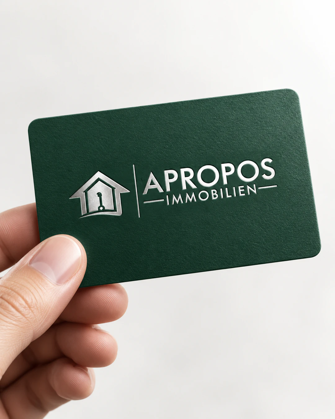 Visitenkarte von APROPOS Immobilien in Dunkelgrün mit hellem Logo